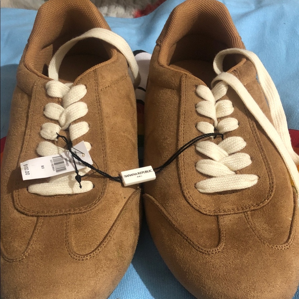Banana Republic Men’s Tan Suede Low-Top Sneakers with White Laces
